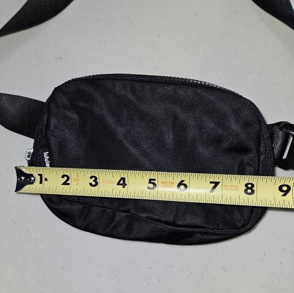 Lululemon Everywhere Belt Bag EUC - Picture 6 of 14